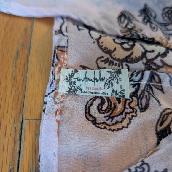 36. Free People Paisley‎ Floral Blouse in Lilac - Picture 4 of 4